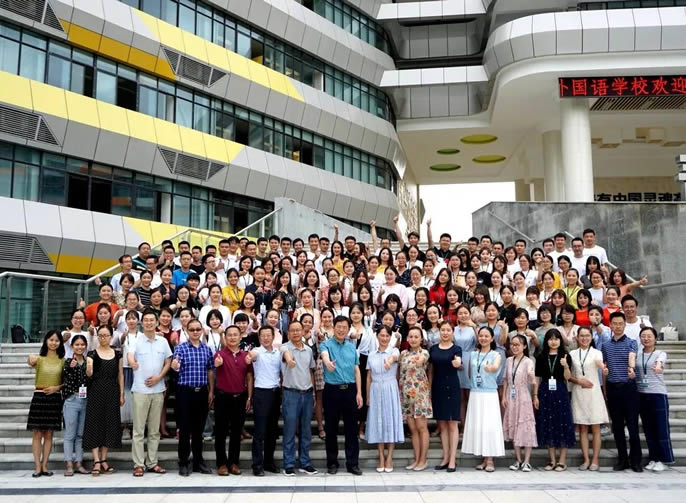 ���ɶ�����ͻ��-������κ�����_MG������Ϸ����Լ���ٳ���������ϯ��ְ��ѵԲ����Ļ